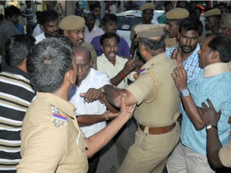 கரூர்: தினமணி அலுவலத்தில் காங்கிரஸ் கட்சியினர் தாக்குதல், போராட்டம்