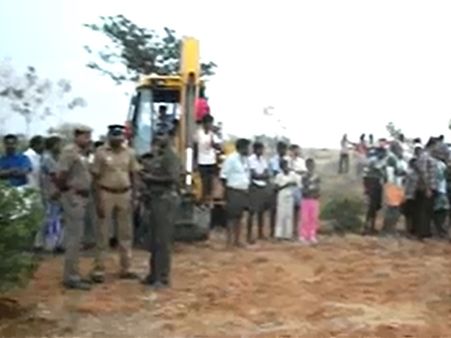 நெல்லை அருகே ஆழ்துளை கிணற்றில் விழுந்த சிறுவன் உயிரோடு மீட்பு!! ரோபோ மூலம் மீட்கப்பட்டான்!!