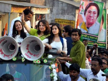 பிரச்சாரத்திற்கு வந்த நடிகைகள் மீது தூசி படாமல் இருக்க சாலைகளை கழுவிய அதிகாரிகள்