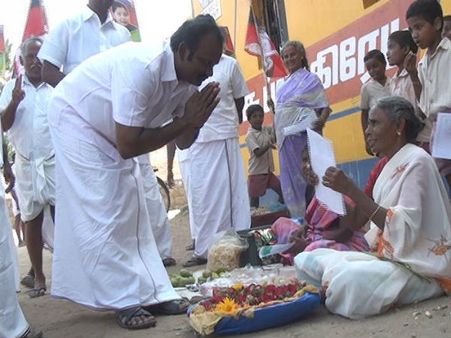 எல்லோரும் காலைக் காட்டுங்க.. விழுந்து விழுந்து ஓட்டுக் கேட்ட அதிமுக எம்.எல்.ஏ!