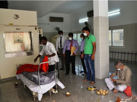 துபாய்: இந்து சகோதரருக்கு இறுதிச் சடங்கு செய்த இஸ்லாமிய அமைப்பு