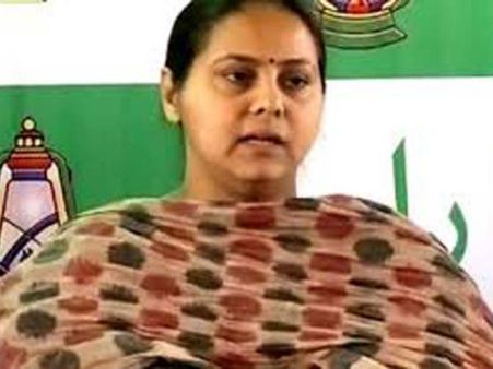 ஓட்டுப்பதிவு எந்திரத்தை அடித்து நொறுக்கிய லாலு மகள்: தேர்தல் ஆணையம் வழக்கு