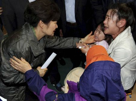 தென் கொரிய கப்பல் விபத்து: மன்னிப்பு கேட்ட கேப்டன்- மாயமான 287 பேரின் கதி என்ன?