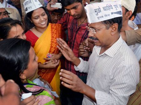 அமேதியில் கெஜ்ரிவாலை முற்றுகையிட்டு பெண்கள் போராட்டம்...