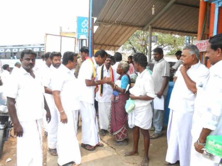 ”ஆரத்தி எடு, கரன்சியை புடி” பணம் கொடுக்க கட்சிகளின் புது ”ஐடியா”