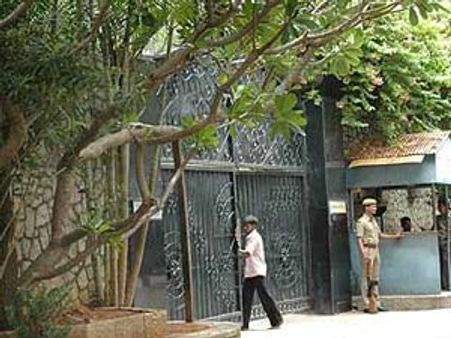 ஜெ. வீடு முன் மண் வாரி இறைக்கும் போராட்டம் நடத்த இருந்த மாணவி நந்தினி கைது