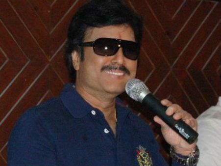 கையைப் பிடித்து.. காலைத் தொட்டு.. கார்த்திக்கின் கடைசி கட்ட களேபரப் பிரசாரம்!