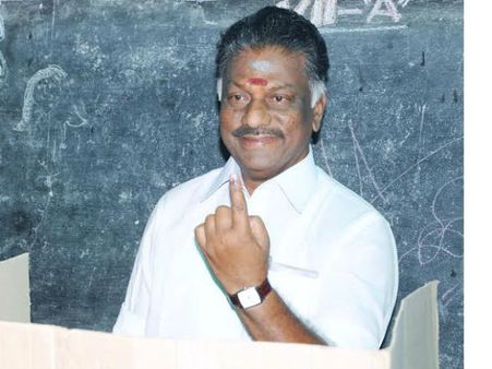 சொந்த ஊருக்கு ஓட்டு போட போன அரசியல் தலைவர்கள்