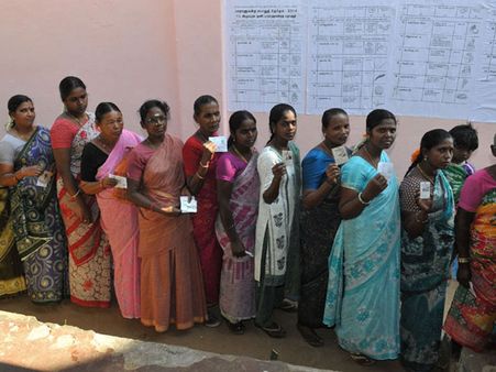 எம கண்டம் முடிந்து நல்ல நேரம் பார்த்து வாக்குச்சாவடிக்கு தாமதமாக வந்த வாக்காளர்கள்