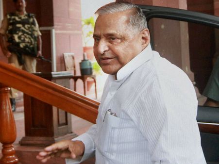 ஆசிரியைகளை மிரட்டிய முலாயம் – எச்சரிக்கை விடுத்த தேர்தல் ஆணையம்