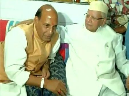 காங். மூத்த தலைவர் என்.டி.திவாரி காலில் விழுந்து ஆசீர்வாதம் வாங்கிய ராஜ்நாத் சிங்!