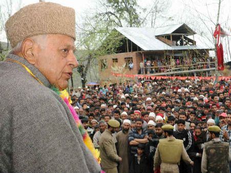 பரூக் அப்துல்லா கூட்டம் அருகே அடுத்தடுத்து குண்டுவெடிப்பு: நெரிசலில் சிக்கி 10 பேர் காயம்