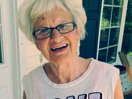 2 லட்சம் பாலோயர்கள்... இளசுகளுக்கு இணையாக பேஸ்புக், டுவிட்டரில் கலக்கும் 86 வயது அமெரிக்க பாட்டி!