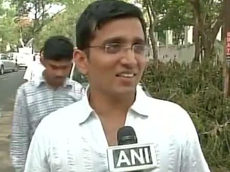 வரிசையில் நிற்காமல் வாக்களிக்க முயற்சி-சிரஞ்சீவியை தடுத்து தட்டிக்கேட்ட இளைஞர்!