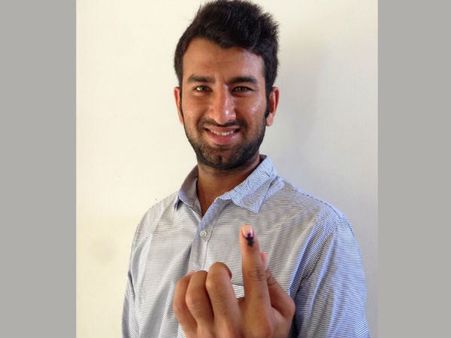 துபாயில் இருந்து பறந்துவந்து ஓட்டுப் போட்ட கிரிக்கெட் வீரர் புஜாரா