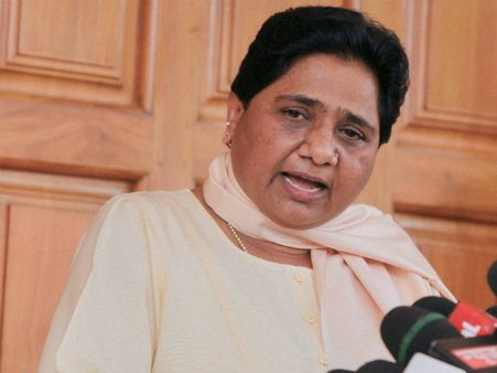 முலாயமுக்கு நட்டு கழன்றுவிட்டது, மனநல மருத்துவமனையில் அனுமதியுங்கள்: மாயாவதி