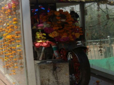 டுபு..டுபு.. டுபு... 'புல்லட்'டுக்கு ஒரு கோவில்.. பூஜை செய்து வழிபடும் அதிசய ஊர்!