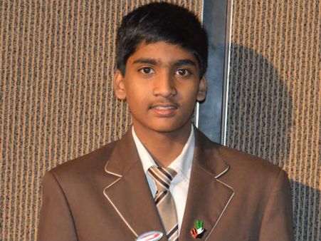 துபாய் அரசின் உயரிய விருதை பெற்ற தமிழக மாணவர்