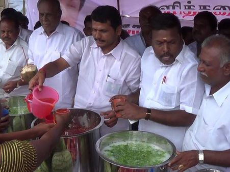 அ.தி.மு.க. தண்ணீர் பந்தலில் இரட்டை இலை சின்னம்: தேர்தல் ஆணைய உத்தரவு மீறல்