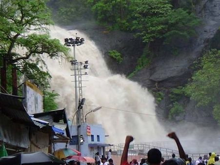 தமிழகம் புதுவையில் 24 மணி நேரத்திற்கு கனமழை: குற்றால அருவிகளில் 2வது நாளாக வெள்ளம்