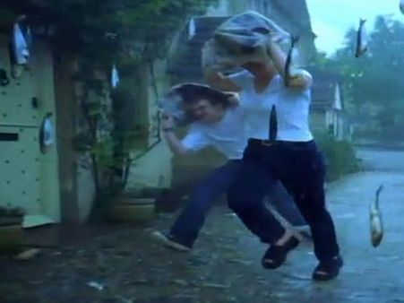 இலங்கையில் பெய்த மீன் மழை: மக்கள் ஆச்சரியம்