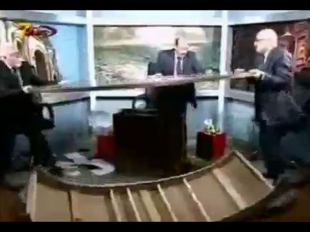 ஜோர்டான் டிவி லைவ்-ல் மேஜையை உடைத்து அடித்துக் கொண்ட பத்திரிகையாளர்கள்!!