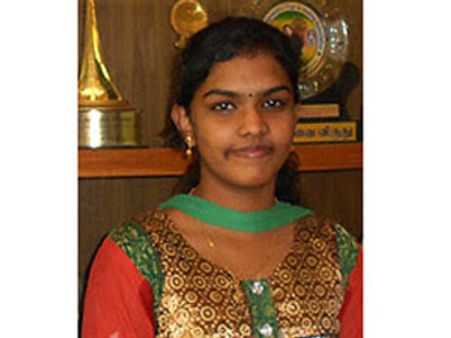 10ம் வகுப்பில் தூத்துக்குடி மாவட்டத்தில் 2ம் இடம் பெற்ற மாணவி பிளஸ் டூ தேர்வில் முதலிடம்