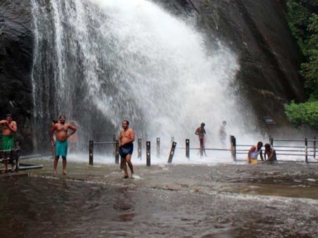 வெள்ளம் குறைந்ததால் தலையணையில் குளிக்க அனுமதி... சுற்றுலா பயணிகள் குஷி