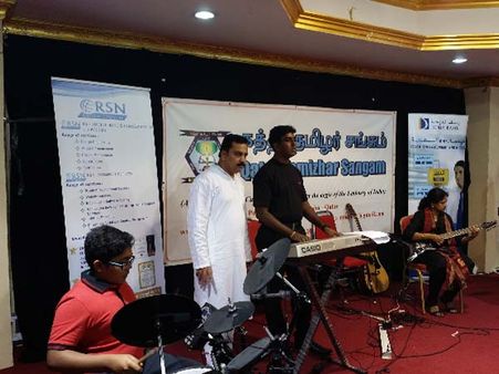 கத்தார் தமிழர் சங்க விழாவில் கீபோர்ட் வாசித்து அசத்திய மாற்றுத்திறனாளி