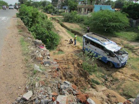 நெய்வேலி: வேன் கவிழ்ந்து 4 பேர் பலி 25 பேர் காயம்- 105 ஆண்டில் 810 பேரின் உயிர்குடித்த மரண பாலம்