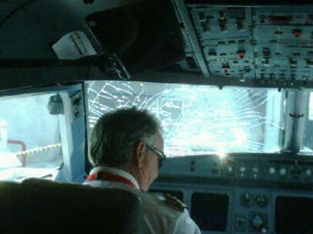 ட்ரீம்லைனர் பஞ்சாயத்து இன்னும் தீரலை... நடு வானில் உடைந்த 'வின்ட்ஷீல்ட்'!