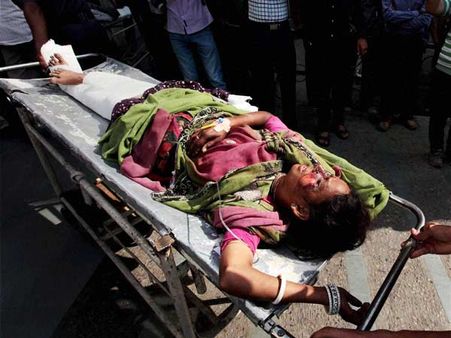 பள்ளத்தில் பஸ் கவிழ்ந்து 17 பேர் சாவு