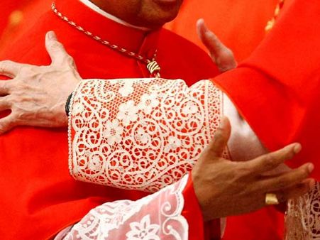 பாதம் பணிந்து கேட்கிறோம்.. பாதிரியார்களை மணக்க அனுமதியுங்கள்- வாடிகனுக்கு இளம்பெண்கள் கடிதம்