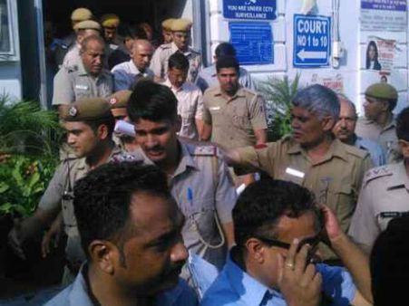 ராஜினாமா செய்ததற்கு 'ஸாரி' கேட்கும் கெஜ்ரிவால்.. பதவியை விட்டுத் தூக்கத் திட்டமிடும் ஆம் ஆத்மி!