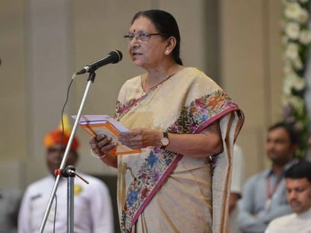 குஜராத்தின் முதல் பெண் முதல்வர் ஆனந்தி பென் பதவியேற்பு- நிகழ்ச்சியில் மோடி பங்கேற்பு