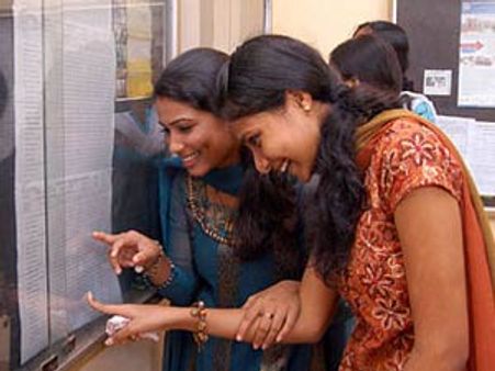 புதுச்சேரி: 10ம் வகுப்பு தேர்வில் 499 மதிப்பெண்கள் பெற்று 3 பேர் முதலிடம்