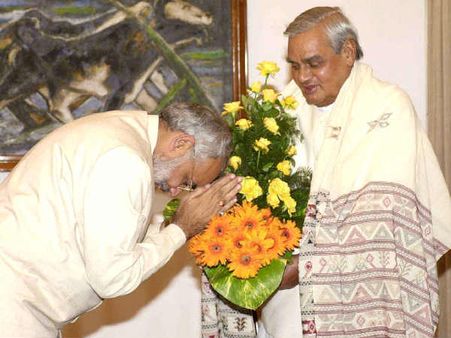 வாஜ்பாயிடம் ஆசி பெற்ற மோடி … காந்தி நினைவிடத்தில் மலர் தூவி மரியாதை!