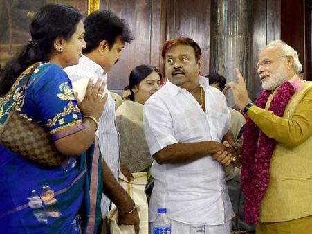 மோடி பதவியேற்பு விழாவைச் சிறப்பிக்க மனைவி, மச்சானுடன் விஜயகாந்த் டெல்லி பயணம்!