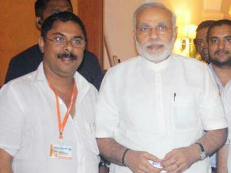 மோடி பதவியேற்பு விழாவுக்கு போகாமல் பேஸ்புக்கில் போட்டோ போட்டு சிக்கிய அமைச்சர்