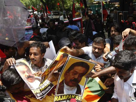 மோடி பதவியேற்பு நாளில் கறுப்புக்கொடி ஏந்திய வைகோ... கைதாகி விடுதலை