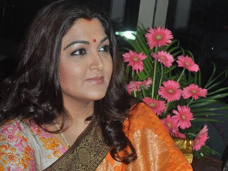 சுஷ்மாவிற்கு பாராட்டு, இப்போ ஸ்மிருதி இரானிக்கு ஆதரவு: பாஜக பக்கம் சாயும் குஷ்பு