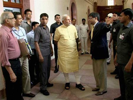 ரேஸ் கோர்ஸ் பங்களாவில் ஆஸ்தான சமையல்காரருடன் குடியேறும் மோடி!