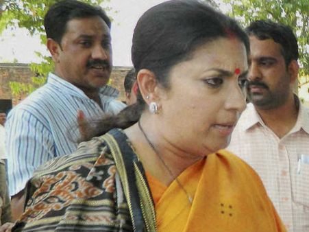 சஸ்பென்ட் செய்யப்பட்ட 5 அலுவலர்களை மீண்டும் பணியில் சேர்த்தார் ஸ்மிருதி இரானி