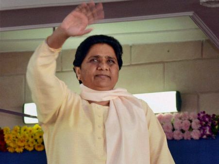 மாயாவதியின் ஹெலிகாப்டர் தரையிறங்க விவசாயி ஒருவரின் விளை நிலம் அழிப்பு