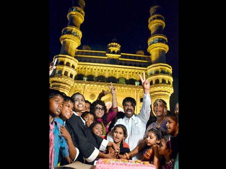 29வது மாநிலமாக உதயமானது தெலுங்கானா!! விடிய விடிய கோலாகல கொண்டாட்டம்!!