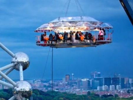 பெல்ஜியத்தில் வான வேடிக்கை விருந்து.. அந்தரத்தில் தொங்கியபடி சாப்பிட்ட வினோதம்