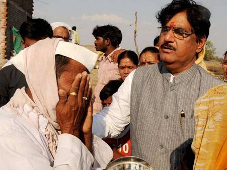 பாராட்டு விழாவில் பங்கேற்க சென்ற முண்டே மரணம்: கண்ணீர் வடிக்கும் கிராமம்