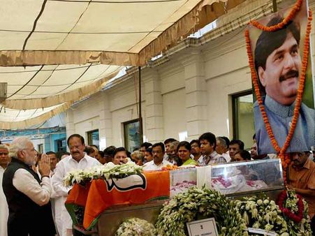 பாஜக அலுவலகத்தில் முண்டே உடல்- பிரதமர் மோடி உள்ளிட்ட தலைவர்கள் அஞ்சலி!