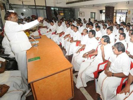 விஜயகாந்த் தலைமையில் ஆலோசனைக் கூட்டம்! தேர்தல் ஆணையத்துக்கு தேமுதிக கண்டனம்!!