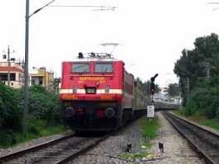 பெங்களூர்-சென்னை நடுவே தடம் புரண்ட ஹவுரா எக்ஸ்பிரஸ்- பயணிகள் உயிர் தப்பினர்!!